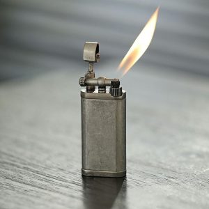 Lighter Og Rygningstilbehør |  Ægte Metal Vindbeskyttet Gaslighter Med Pibe Trykstav, Skrå Flamme Og Sandhjul – Perfekt Til Gave. Lighter Og Rygningstilbehør Lighter Og Rygningstilbehør