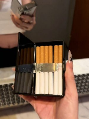 Lighter Og Rygningstilbehør |  Influencer-Inspireret Personlig Cigaretæske Og Lighter 2-I-1 Opbevaring, 12 Stk. Automatisk Cigaretæske Med Blå Flamme Lighter. Lighter Og Rygningstilbehør Lighter Og Rygningstilbehør