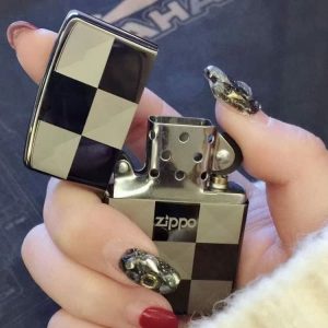 Lighter Og Rygningstilbehør |  Lighter Original Design Sort Isenkram Vindafvisende Petroleum Zippo Med Indgraveret Tilpasning Til Mænd. Lighter Og Rygningstilbehør Lighter Og Rygningstilbehør