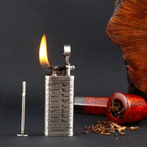 Lighter Og Rygningstilbehør |  Pibe Lighter Med Skrå Flamme, Genopladelig, Integreret Trykstang, Retro Metal, Flint Lighter, Vindresistent Og Holdbar. Lighter Og Rygningstilbehør Lighter Og Rygningstilbehør